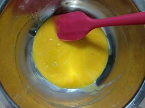 蛋黄，植物油和盐搅匀。