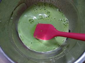 加入菠菜汁充分搅匀。
