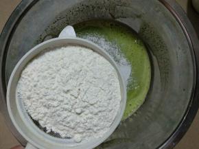 筛入低筋面粉。