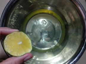 蛋白里滴入几滴柠檬汁。