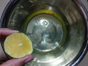 蛋白里滴入几滴柠檬汁。