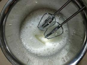 白糖分3次加入，打至粗泡时加一次糖。