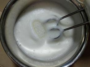 打至细泡时加一次糖。