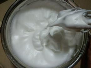 打至偏干性发泡，有小尖角即可。