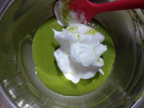 取1/3蛋白霜放入菠菜糊，从下往上翻拌或#字翻拌，不可圈拌以免消泡。