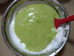 将拌好的面糊倒入剩余蛋白，从下往上翻拌或#字翻拌，不可圈拌以免消泡。