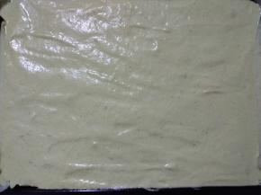 蛋糕糊倒入铺油纸的烤盘，用刮刀整理平整，轻震几下。