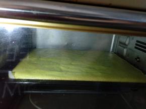 放入预热160度烤箱，上火160度，下火150度中层烤45分钟，至表面上色即可。（具体时间根据自家烤箱脾气调整）取出震一下，倒扣。