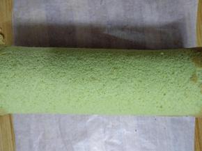 温热撕去油纸，卷起定型。