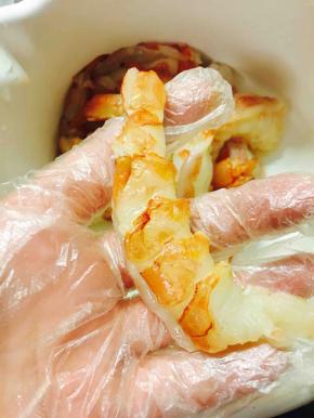 红虾去头，去壳，去黑线～从侧面片开～得到16片完整的虾