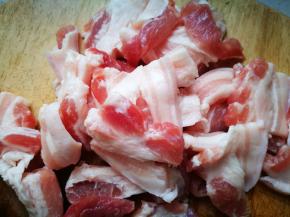 五花肉去皮洗净，我这是别人切好的，下锅前要去皮，五花肉一定要切成1.5mm左右的薄片