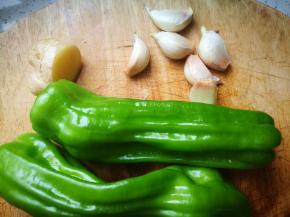 准备青椒，大蒜，生姜