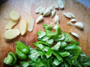 青椒却块，生姜切片，大蒜切片