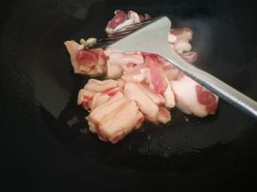 锅烧热，放油，直接下五花肉，我的五花肉留了一半没去皮的，如果你牙口不好，全部去皮，炒出来的肉片很有嚼劲