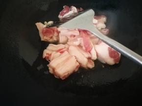锅烧热，放油，直接下五花肉，我的五花肉留了一半没去皮的，如果你牙口不好，全部去皮，炒出来的肉片很有嚼劲