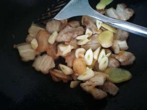 肉片炒到出油，焦黄，下生姜大蒜翻炒