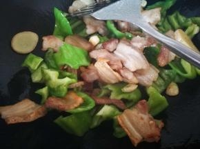 炒香后下青椒翻炒