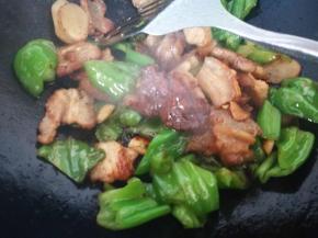 加入豆瓣酱，继续翻炒，常常咸淡，基本不需要加盐了，点点热水，盖盖焖一会，起锅