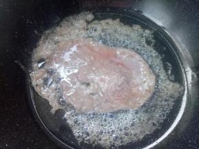 黄油化开放一片牛肉，两面煎熟即可