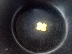 锅热放一块黄油