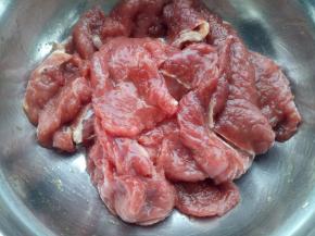 拌匀后可以直接做，也可以腌一会再做。（这个烤肉酱的好处就是不用等）