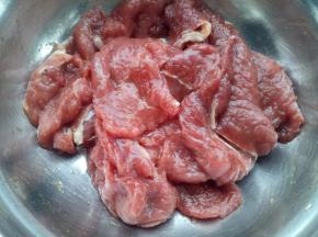 拌匀后可以直接做，也可以腌一会再做。（这个烤肉酱的好处就是不用等）