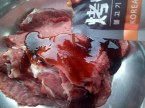 放入大喜大烤肉酱用手抓均。