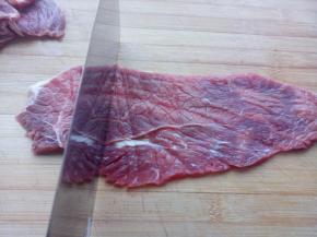 牛肉切片（因为是给孩子吃，所以切的薄一点，大概0.5CM厚），用刀背轻轻剁几下，把肉松一松。