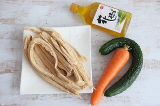 准备食材。腐竹温水中提前浸泡至软。