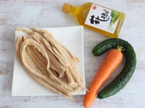 准备食材。腐竹温水中提前浸泡至软。