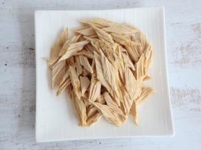 腐竹切小段。