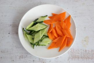 胡萝卜、黄瓜切薄片备用。