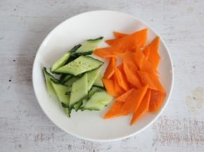 胡萝卜、黄瓜切薄片备用。