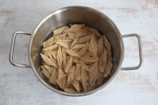 腐竹开水里焯烫2分钟。
焯烫好的腐竹捞出，沥去水分。