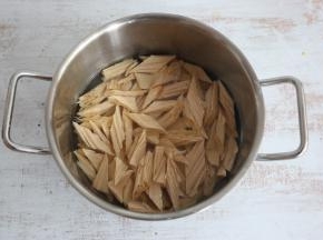 腐竹开水里焯烫2分钟。
焯烫好的腐竹捞出，沥去水分。