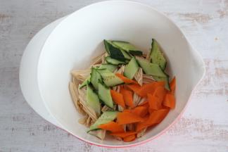 将腐竹、黄瓜、胡萝卜放入一个大碗内。