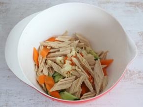 加入蒜末。