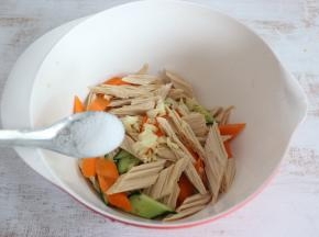 加入少许盐。