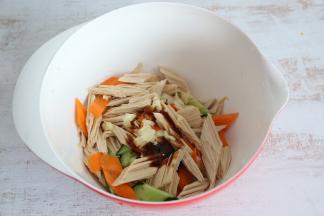 加入一勺蚝油。