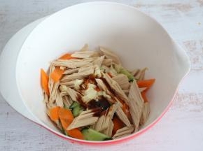 加入一勺蚝油。