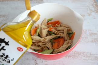 淋入一些花椒油。