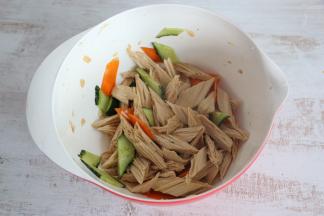 最后淋入一些醋，搅拌均匀即可。