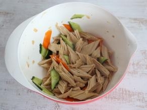 最后淋入一些醋，搅拌均匀即可。