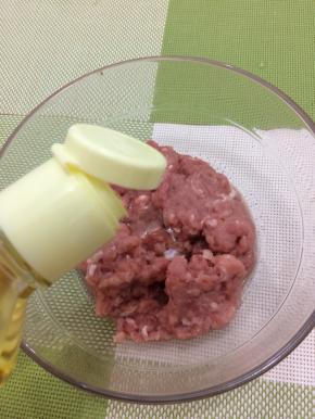 肉馅中加入油搅拌均匀
