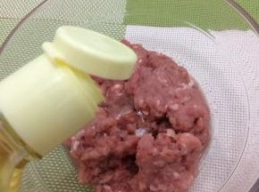肉馅中加入油搅拌均匀