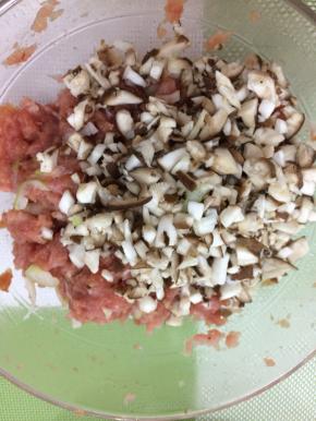 在加入香菇搅拌一下