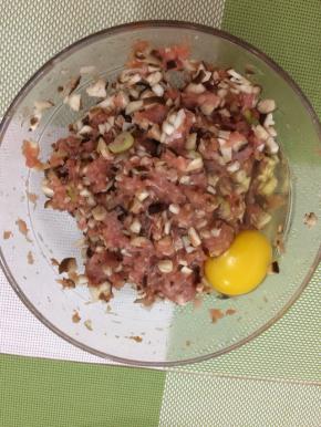 在把鸡蛋打入搅拌均匀