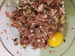 在把鸡蛋打入搅拌均匀
