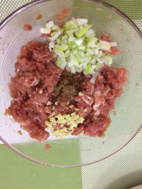 姜和葱加入搅拌均匀