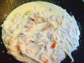 待锅中淡奶油与牛奶粘稠，锅壁出现挂壁，放入煮好沥干水份的意大利面，翻炒一会儿